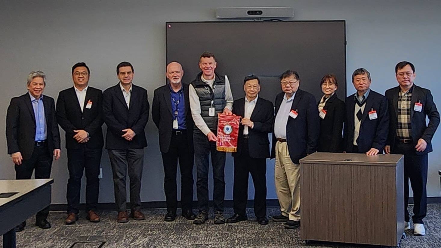 亞大校長蔡進發率AI團隊，參訪美國矽谷超微半導體AMD加州總部